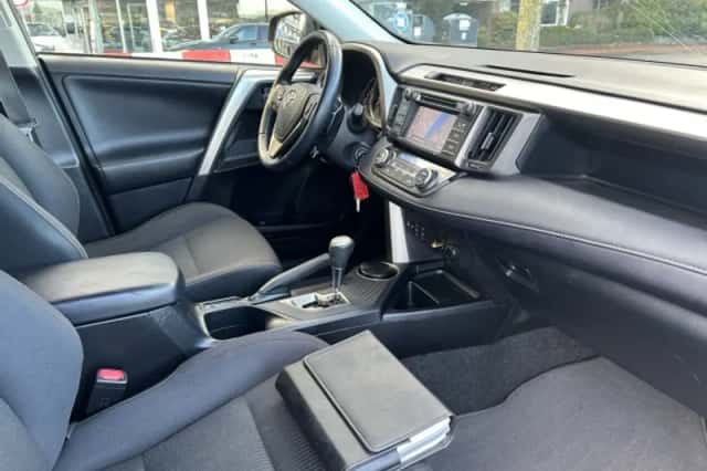 Toyota RAV4 (2013) thumbnail 3