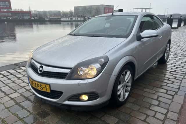 Opel Astra (2010) thumbnail 2