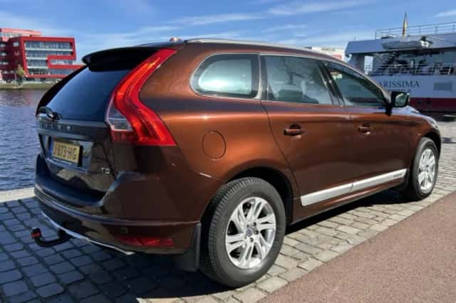 Volvo XC60 (2015) thumbnail 2