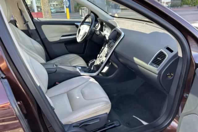 Volvo XC60 (2015) thumbnail 3