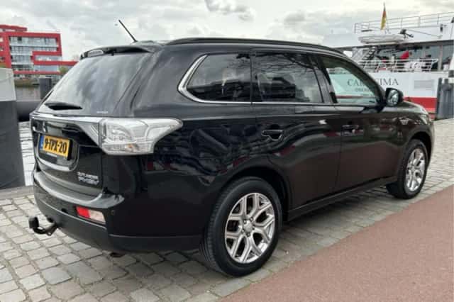 Mitsubishi Outlander (2014) thumbnail 2