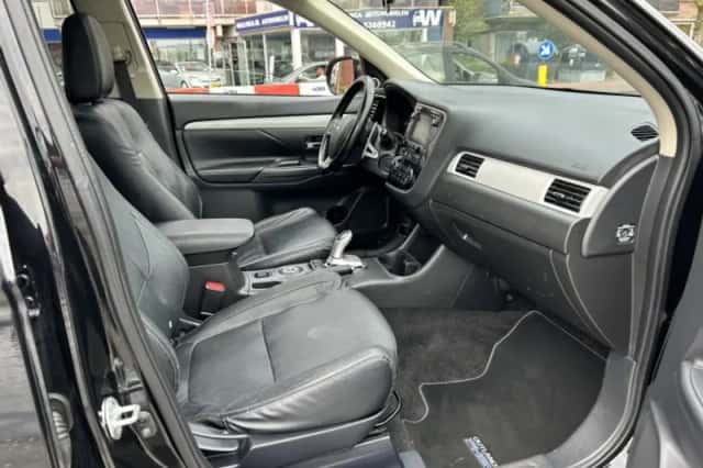 Mitsubishi Outlander (2014) thumbnail 3