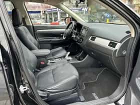 Mitsubishi Outlander (2014) thumbnail 3