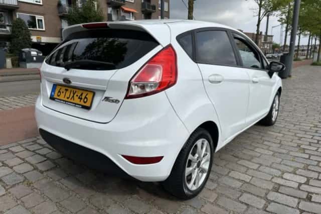 Ford Fiesta (2014) thumbnail 2