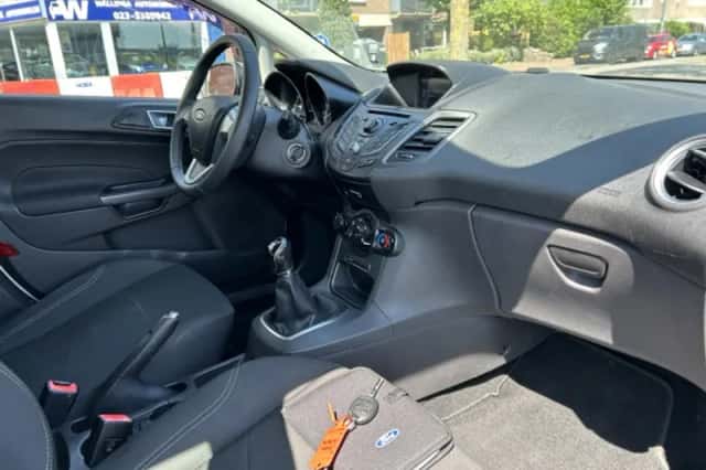 Ford Fiesta (2014) thumbnail 3