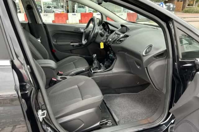 Ford Fiesta (2016) thumbnail 3
