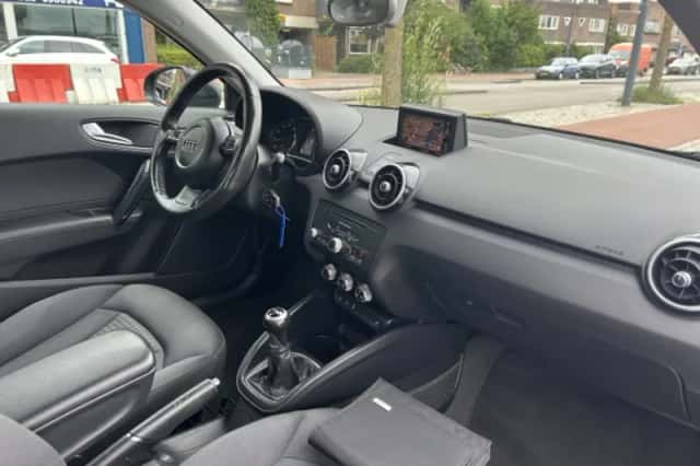 Audi A1 (2011) thumbnail 3