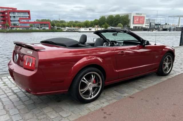 Ford Mustang (2008) thumbnail 2