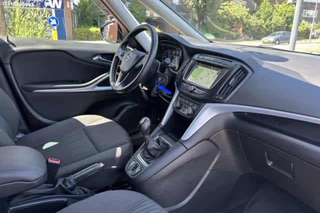 Opel Zafira (2018) thumbnail 3