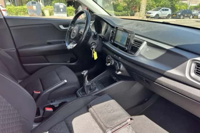 Kia Rio (2018) thumbnail 3