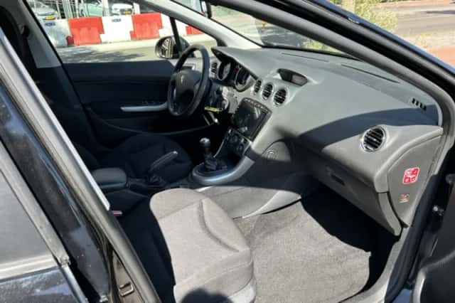 Peugeot 308 (2012) thumbnail 3