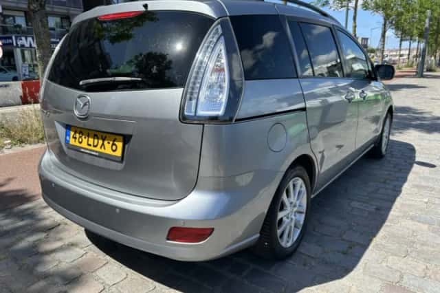 Mazda 5 (2010) thumbnail 2