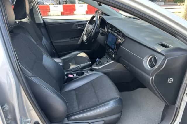 Toyota Auris (2014) thumbnail 3