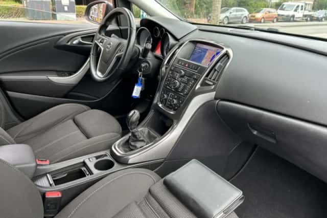 Opel Astra (2012) thumbnail 3