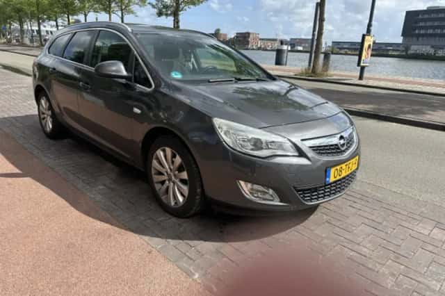 Opel Astra (2012) thumbnail 3