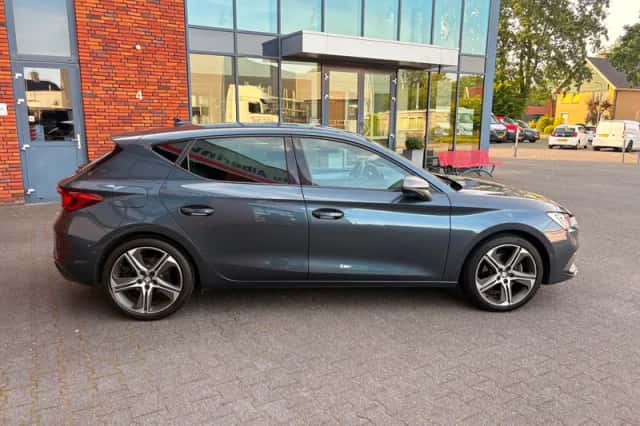 SEAT Leon (2023) thumbnail 3