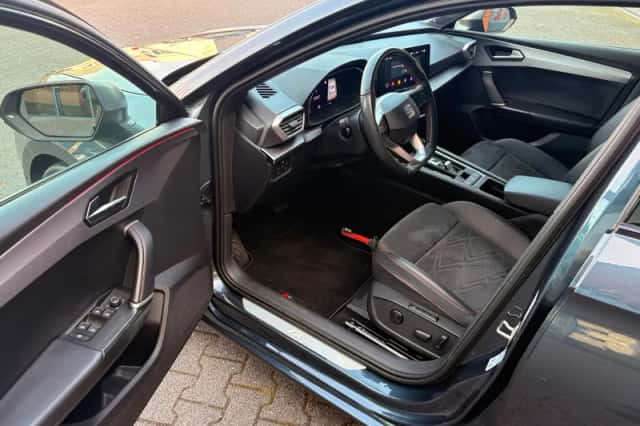 SEAT Leon (2023) thumbnail 5
