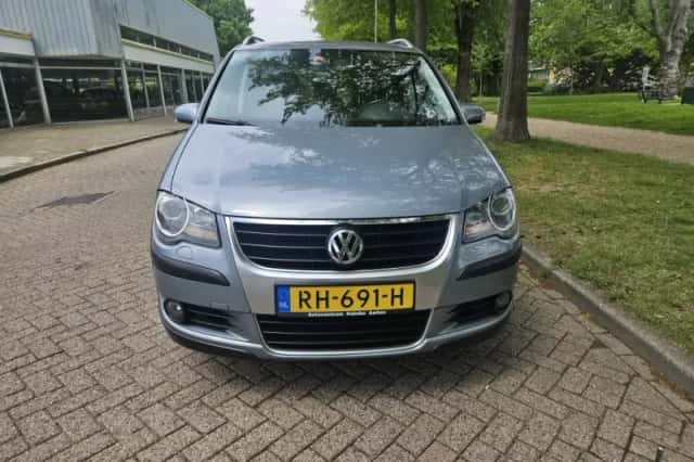 Volkswagen Touran (2008) thumbnail 2