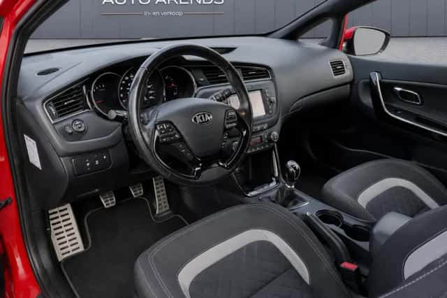 Kia Pro Cee'd (2016) thumbnail 6