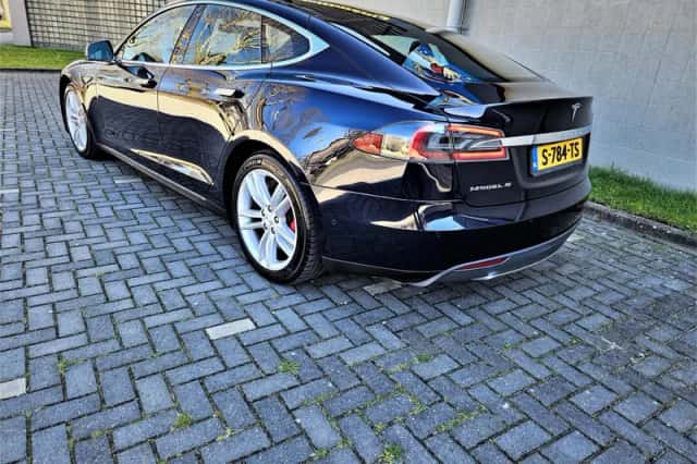 Tesla Model S (2015) thumbnail 3