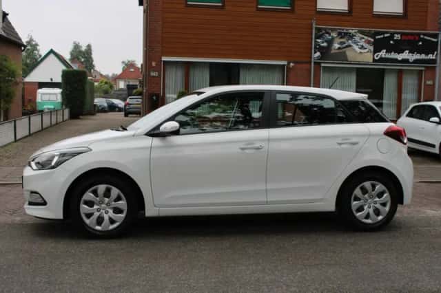 Hyundai i20 (2017) thumbnail 2