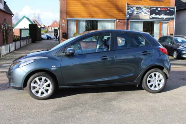 Mazda 2 (2009) thumbnail 3