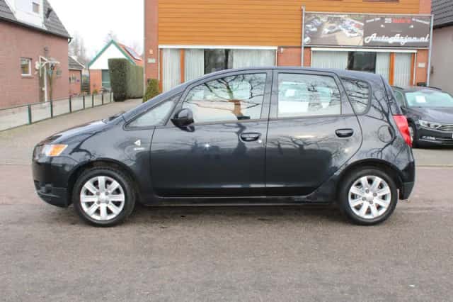 Mitsubishi Colt (2009) thumbnail 3