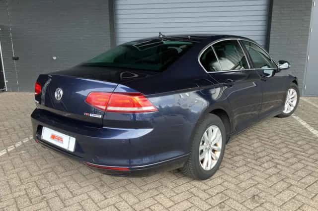 Volkswagen Passat (2015) thumbnail 3