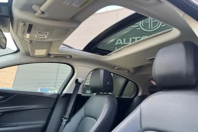Jaguar XE (2016) thumbnail 3