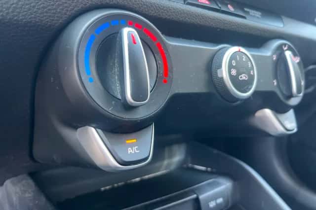 Kia Stonic (2023) thumbnail 4