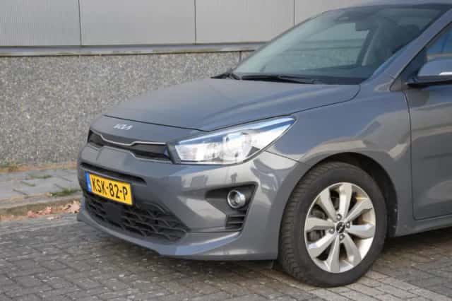 Kia Rio (2022) thumbnail 3