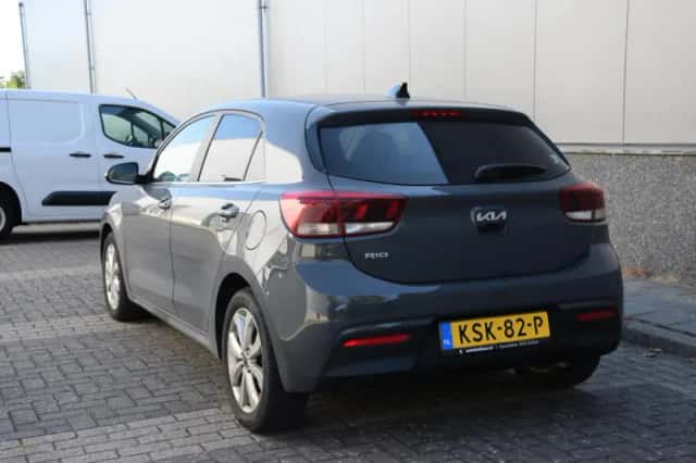 Kia Rio (2022) thumbnail 5