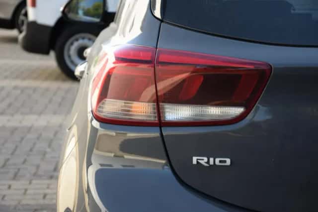 Kia Rio (2022) thumbnail 6