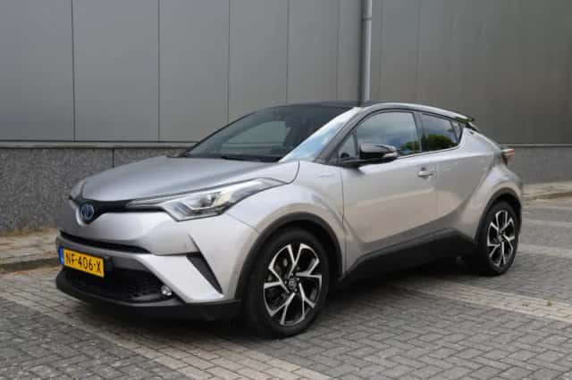Toyota C-HR (2017) thumbnail 2