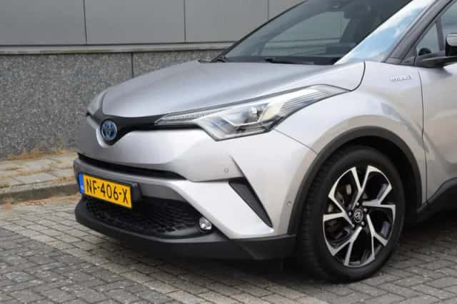 Toyota C-HR (2017) thumbnail 3
