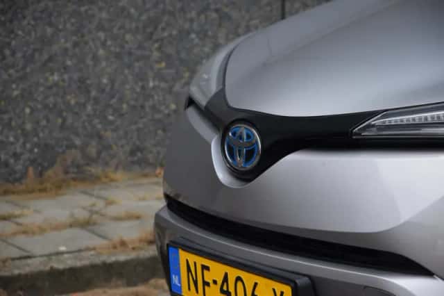 Toyota C-HR (2017) thumbnail 4