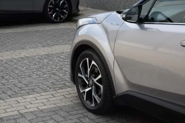 Toyota C-HR (2017) thumbnail 6