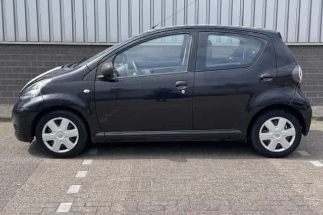 Toyota Aygo (2010) thumbnail 2