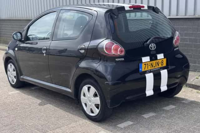Toyota Aygo (2010) thumbnail 3