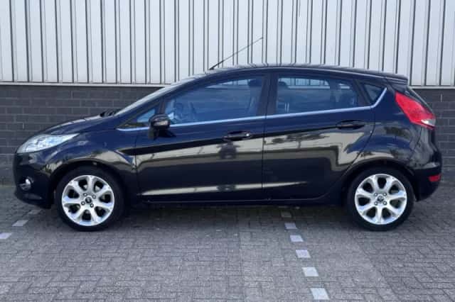 Ford Fiesta (2011) thumbnail 2