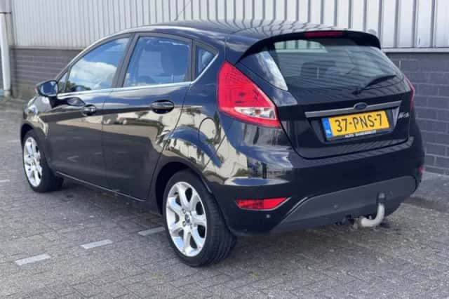 Ford Fiesta (2011) thumbnail 3