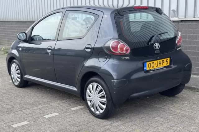 Toyota Aygo (2009) thumbnail 3