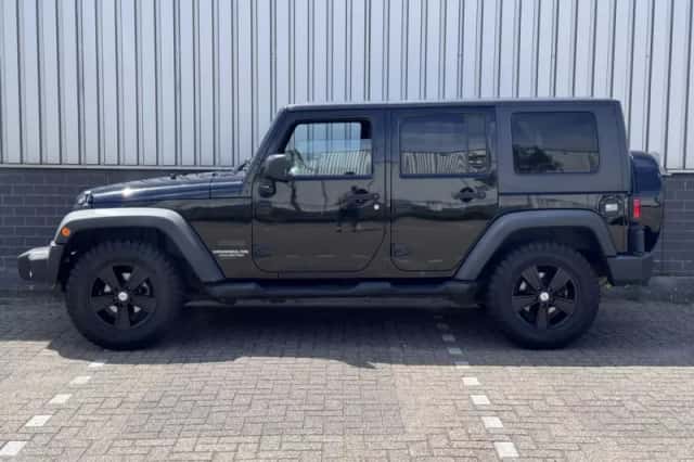 Jeep Wrangler (2010) thumbnail 2