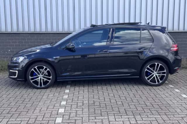 Volkswagen Golf (2015) thumbnail 2