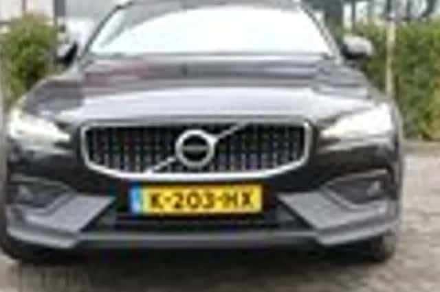 Volvo V60 (2021) thumbnail 2