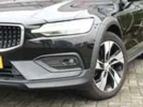 Volvo V60 (2021) thumbnail 3