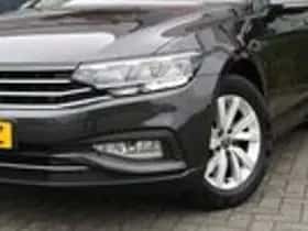 Volkswagen Passat (2022) thumbnail 3