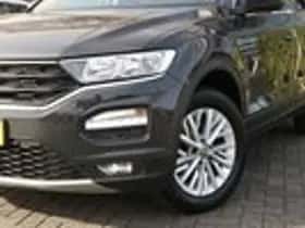 Volkswagen T-Roc (2021) thumbnail 3