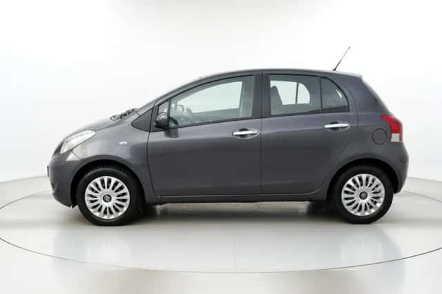 Toyota Yaris (2011) thumbnail 2