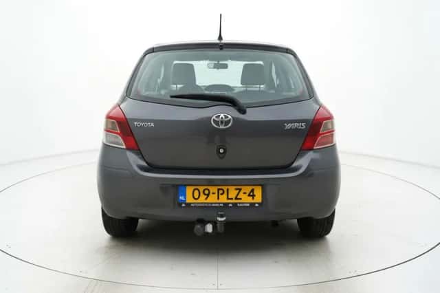 Toyota Yaris (2011) thumbnail 4